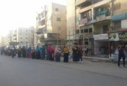 سلسلة بشرية لثوار كفر سعد بدمياط