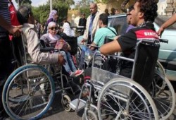 ذوو الاحتياجات الخاصة يتظاهرون أمام مقر حكومة الانقلاب للمطالبة بالـ 5%