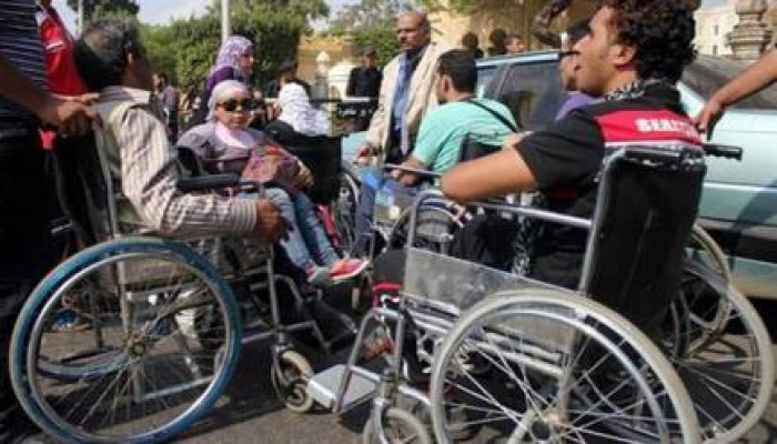 ذوو الاحتياجات الخاصة يتظاهرون أمام مقر حكومة الانقلاب للمطالبة بالـ 5%