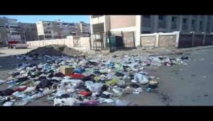 بالصور: انتشار القمامة حول مدارس بورسعيد يعيق حركة الدراسة