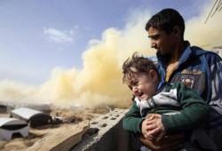 بالصور .. أطفال فلسطين يبكون على هدم بيوت رفح المصرية