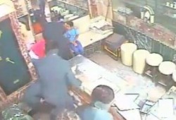 فيديو صادم .. سرقة محل ذهب في ساعة الذروة ببلقاس .. والأمن (لا يوجد)