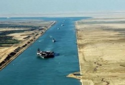 عطل بقناة السويس يوقف الملاحة بالمجرى الثاني لها