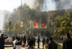 قنابل الغاز تشعل حريقا في كلية الزراعة بالأزهر