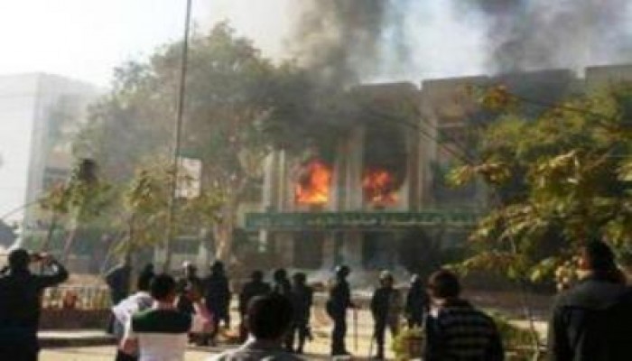 قنابل الغاز تشعل حريقا في كلية الزراعة بالأزهر