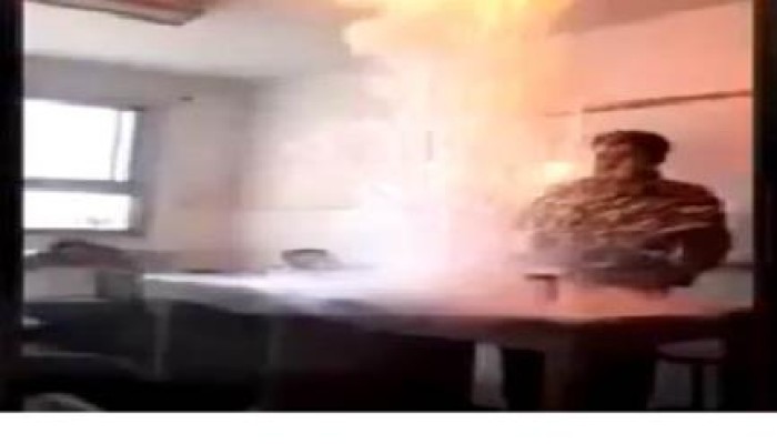 التعليم في مصر.. تجربة كيمياء في مدرسة حكومية تنتهي بانفجار (فيديو)