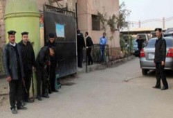 "ضابط شرطة" يعتدى على موظف بمحكمة .. لرفضه خلع "نظارته الشمسية"