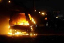 مجهولون يحرقون سيارة شرطة بأكتوبر