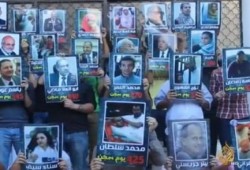 بالفيديو : أهالي معتقلين مصريين يعلنون تضامنهم مع "انتفاضة السجون"