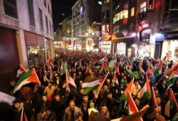 بالصور .. حشود هائلة من الأتراك في مسيرة ‫‏إسطنبول‬ تضامناً مع ‫‏القدس‬ و ‫‏المسجد الأقصي