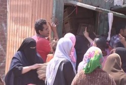 فيديو .. تجمع المواطنين أمام أحد المخابز قبل الرابعة فجرا