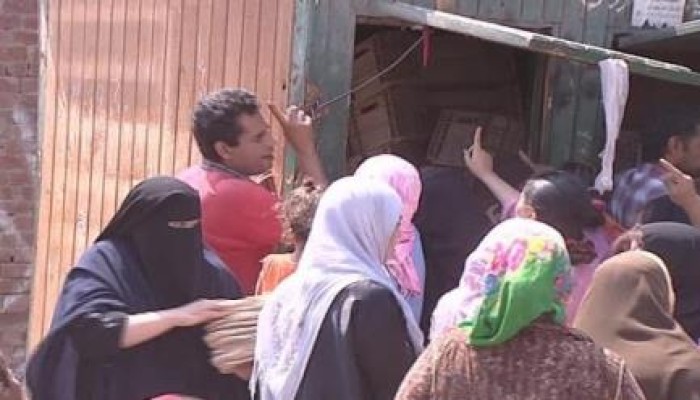 فيديو .. تجمع المواطنين أمام أحد المخابز قبل الرابعة فجرا