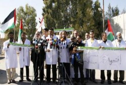 مسعفون ومرضى يتظاهرون أمام معبر رفح للمطالبة بفتحه