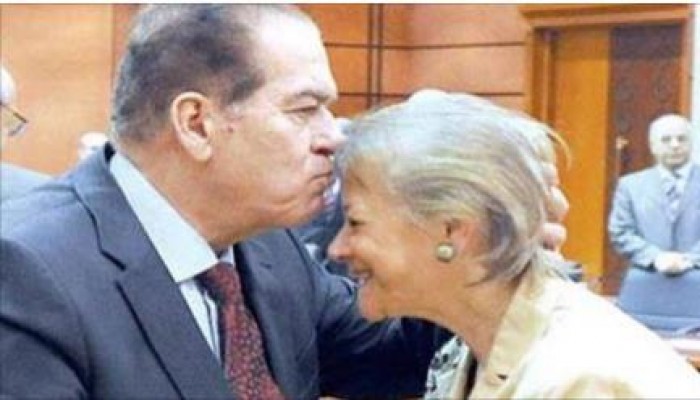 نشطاء يسخرون من عواجيز السيسي: الورد اللي فتح في مقابر مصر