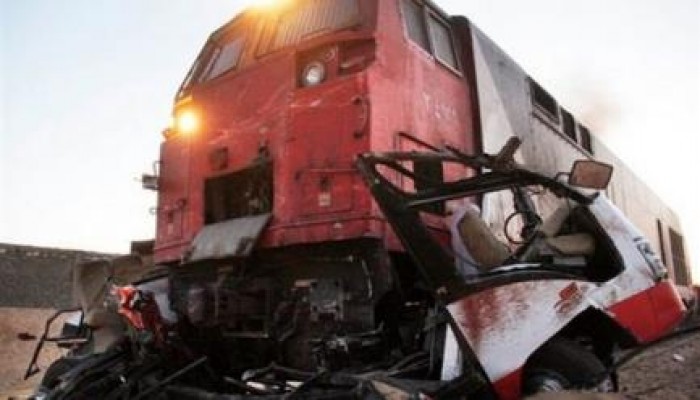 نحس السيسي: تصادم قطار بميكروباص بالإسكندرية