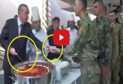 فيديو.. أردوغان يقدم الطعام بنفسه لجنود الجيش التركي ويتناوله معهم