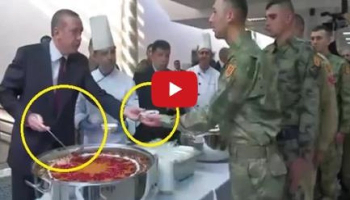 فيديو.. أردوغان يقدم الطعام بنفسه لجنود الجيش التركي ويتناوله معهم