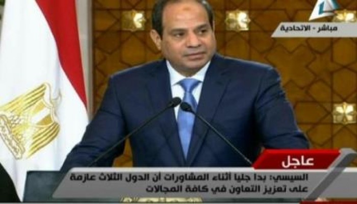 بالفيديو.. الفاشل السيسي يفشل في قراءة كلمة "تتصديان"