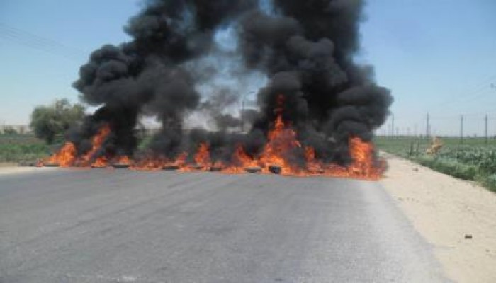 مجهولون يقطعون طريق بني سويف الزراعي إحتجاجاً علي مداهمة الجيش لقرية الميمون