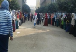 سلسلة بشرية لطالبات ضد الانقلاب أزهر " تفهنا " رغم التضييق الأمني