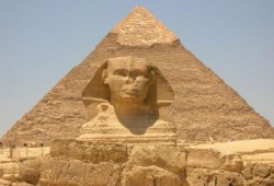 رئيس حكومة الانقلاب إبراهيم محلب يزور الأهرامات في حراسة مدرعات الجيش