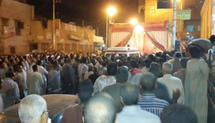 قنا : الالاف من أهالي قوص يشيعون فقيدهم الذي تسبب الامن في مقتله