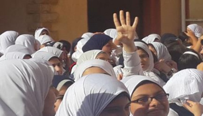 فصل طالبتين بتهمة رفع شارة "رابعة" في طابور الصباح بمدرسة فى أسوان
