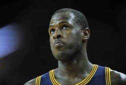 لاعب كرة سلة أمريكي يشهر إسلامه.. والإعلام يتهمه بالخيانة!