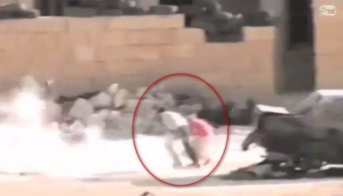 أروع من الخيال: طفل سوري يراوغ القناصة وينقذ طفلة صغيرة وسط سيل من إطلاق الرصاص (فيديو)