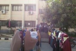 طلاب جامعة الفيوم يبدؤون اضرابا مؤقتا عن الدراسة اعتراضا علي فصل زملائهم