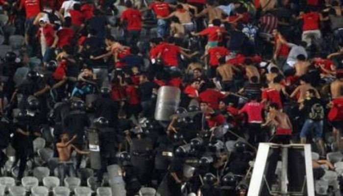 الأمن المركزي بملابس رياضية لتشجيع المنتخب في مباراة السنغال