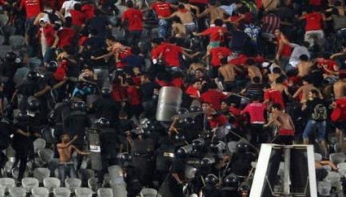 الأمن المركزي بملابس رياضية لتشجيع المنتخب في مباراة السنغال