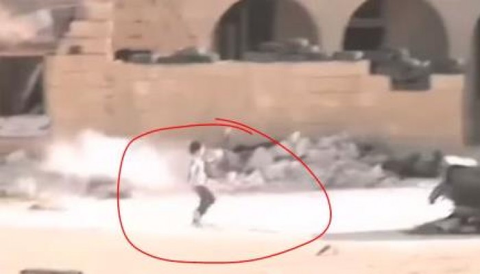 مقطع مذهل .. طفل سوري يراوغ قناص مجرم يحاول قنصه أثناء محاولته إنقاذ فتاة صغيرة