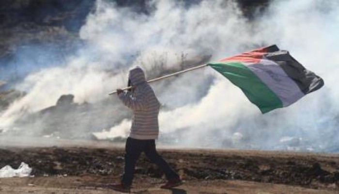 مستوطنون يحرقون مسجدًا برام الله واعتقالات في القدس والضفة