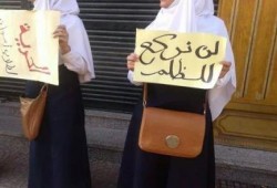 بالصور والفيديو .. وقفة لطالبات أسوان تدعو الثوار للتوحد لإسقاط الانقلاب