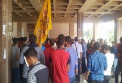 بالصور .. طلاب أزهر أسيوط يتظاهرون ضد الانقلاب رغم حصار الأمن للجامعة