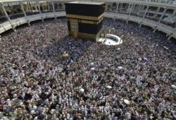 بالفيديو.. سيارة تدهس نساء أثناء صلاتهن بالحرم المكي