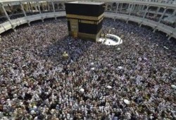 بالفيديو.. سيارة تدهس نساء أثناء صلاتهن بالحرم المكي