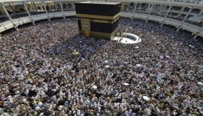 بالفيديو.. سيارة تدهس نساء أثناء صلاتهن بالحرم المكي