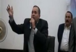 بالفيديو + 18 ..محافظ الإسماعيلية مشيرا بـ "أصبعه الأوسط" للمواطنين: "نجيب لكم فلوس منين"