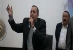 بالفيديو + 18 ..محافظ الإسماعيلية مشيرا بـ "أصبعه الأوسط" للمواطنين: "نجيب لكم فلوس منين"