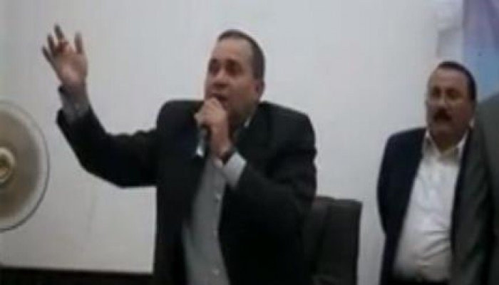 بالفيديو + 18 ..محافظ الإسماعيلية مشيرا بـ "أصبعه الأوسط" للمواطنين: "نجيب لكم فلوس منين"