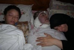 مشهد إنسانى أليم.. نجل الشهيد أ.د.طارق الغندور، ينام بجوار جثمانه