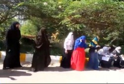 بالفيديو ..  وقفة لطالبات ضد الإنقلاب بجامعة أسوان تندد بالأحكام الجائرة بحق الطلاب