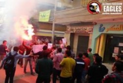 "التراس ايجيلز" بدمنهور يتحدون القبضة الأمنية ويتظاهرون رفضا لاغلاق الانقلاب للمساجد