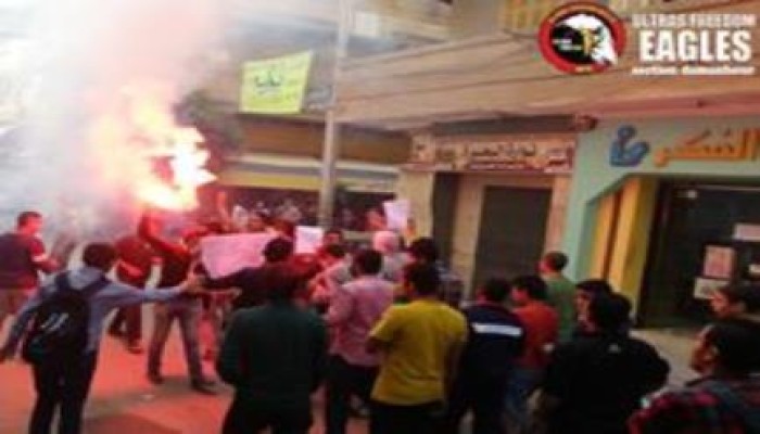 "التراس ايجيلز" بدمنهور يتحدون القبضة الأمنية ويتظاهرون رفضا لاغلاق الانقلاب للمساجد