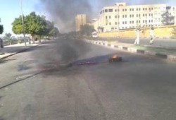 ثوار أسوان يقطعون طريق كورنيش النيل أمام مراسي البواخر السياحية