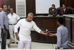 فهمي الصحفي بالجزيرة يرفض التنازل عن جنسيته المصرية لفك أسره