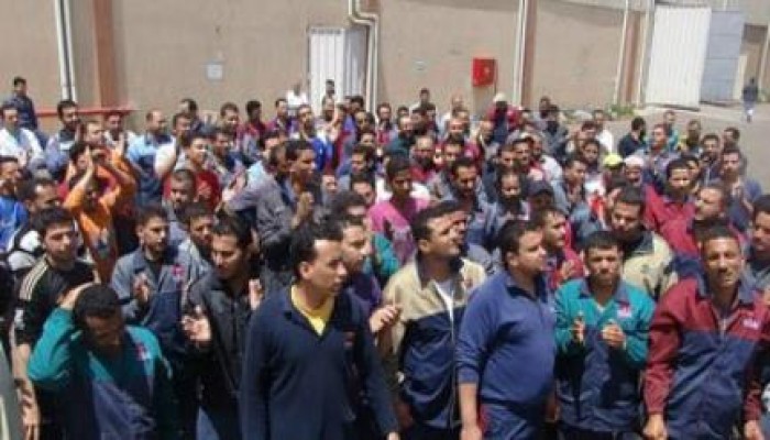 سائقو التوزيع "بشويبس" يمتنعون عن الخروج بسياراتهم والعمال يواصلون الاعتصام