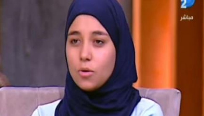 بالفيديو.. فتاة ترفض غناء "تسلم الأيادي" فتم اتهامها بالإرهاب